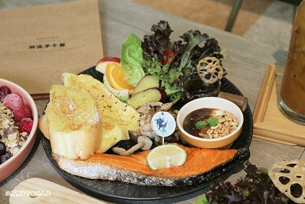 一中商圈早午餐｜台中美食【洄流Stream早午餐】現做美味餐點 洄流無敵大早午餐 沙拉富翁 充滿愛心的寵物友