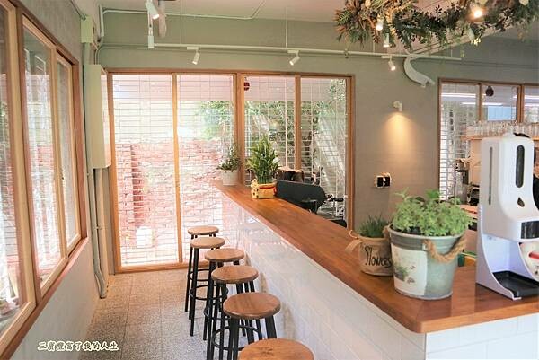 一中商圈早午餐｜台中美食【洄流Stream早午餐】現做美味餐點 洄流無敵大早午餐 沙拉富翁 充滿愛心的寵物友