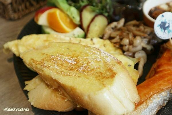 一中商圈早午餐｜台中美食【洄流Stream早午餐】現做美味餐點 洄流無敵大早午餐 沙拉富翁 充滿愛心的寵物友