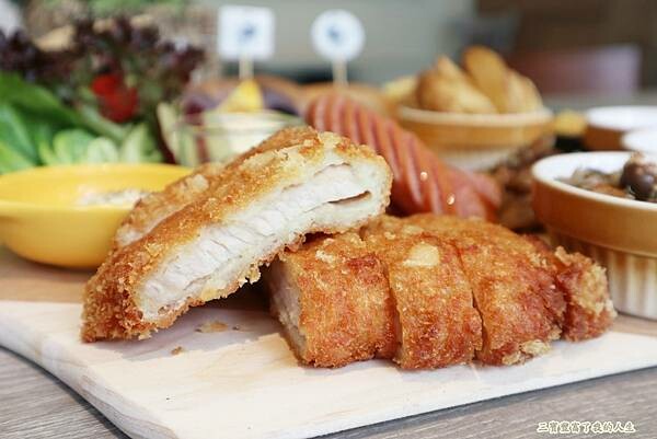 一中商圈早午餐｜台中美食【洄流Stream早午餐】現做美味餐點 洄流無敵大早午餐 沙拉富翁 充滿愛心的寵物友