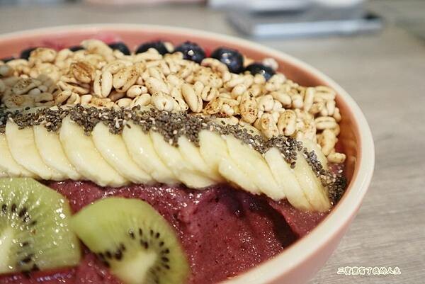 一中商圈早午餐｜台中美食【洄流Stream早午餐】現做美味餐點 洄流無敵大早午餐 沙拉富翁 充滿愛心的寵物友