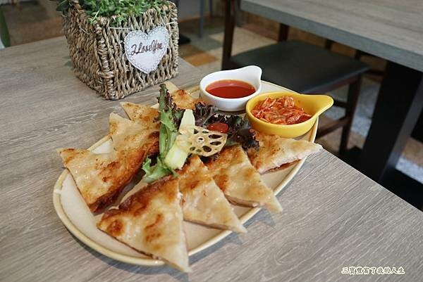 一中商圈早午餐｜台中美食【洄流Stream早午餐】現做美味餐點 洄流無敵大早午餐 沙拉富翁 充滿愛心的寵物友