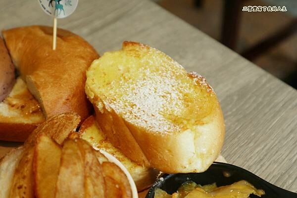 一中商圈早午餐｜台中美食【洄流Stream早午餐】現做美味餐點 洄流無敵大早午餐 沙拉富翁 充滿愛心的寵物友