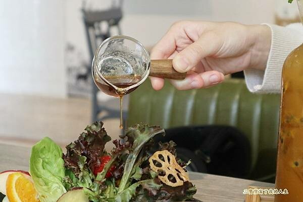 一中商圈早午餐｜台中美食【洄流Stream早午餐】現做美味餐點 洄流無敵大早午餐 沙拉富翁 充滿愛心的寵物友