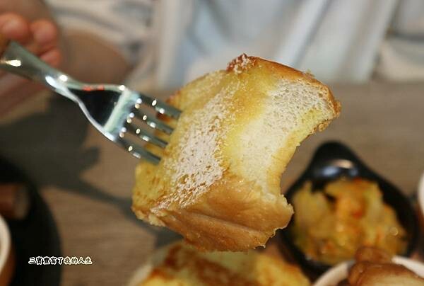 一中商圈早午餐｜台中美食【洄流Stream早午餐】現做美味餐點 洄流無敵大早午餐 沙拉富翁 充滿愛心的寵物友