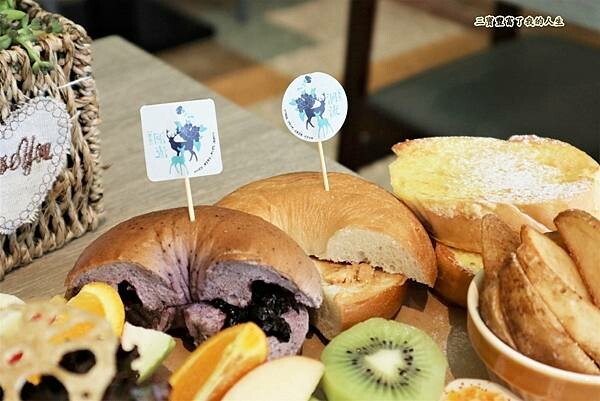 一中商圈早午餐｜台中美食【洄流Stream早午餐】現做美味餐點 洄流無敵大早午餐 沙拉富翁 充滿愛心的寵物友