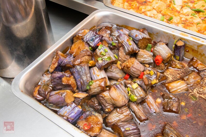 【臺南美食】正宗港式燒臘便當｜主廚超過15年燒臘經驗｜超大隻雞腿｜燒鴨｜火肉｜叉燒｜油雞｜蔥油~品銘中港式燒臘新市店 - 南人幫