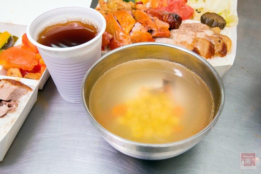 【臺南美食】正宗港式燒臘便當｜主廚超過15年燒臘經驗｜超大隻雞腿｜燒鴨｜火肉｜叉燒｜油雞｜蔥油~品銘中港式燒臘新市店 - 南人幫