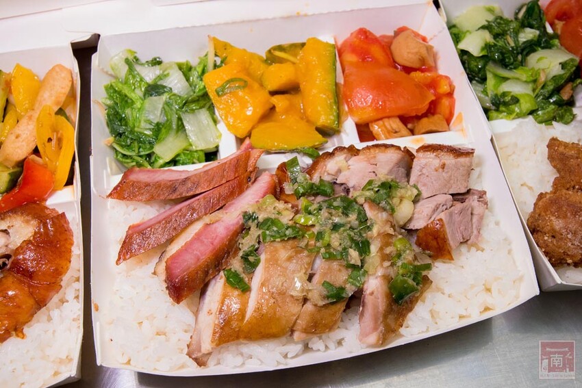 【臺南美食】正宗港式燒臘便當｜主廚超過15年燒臘經驗｜超大隻雞腿｜燒鴨｜火肉｜叉燒｜油雞｜蔥油~品銘中港式燒臘新市店 - 南人幫