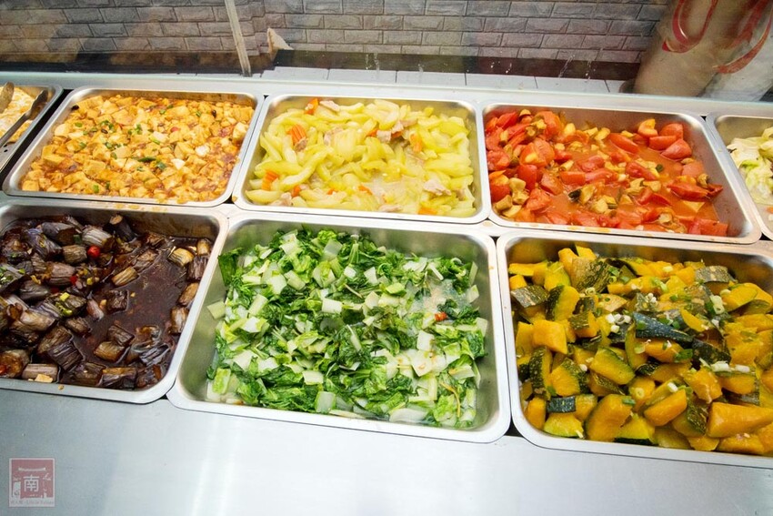 【臺南美食】正宗港式燒臘便當｜主廚超過15年燒臘經驗｜超大隻雞腿｜燒鴨｜火肉｜叉燒｜油雞｜蔥油~品銘中港式燒臘新市店 - 南人幫