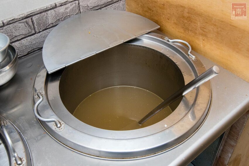 【臺南美食】正宗港式燒臘便當｜主廚超過15年燒臘經驗｜超大隻雞腿｜燒鴨｜火肉｜叉燒｜油雞｜蔥油~品銘中港式燒臘新市店 - 南人幫