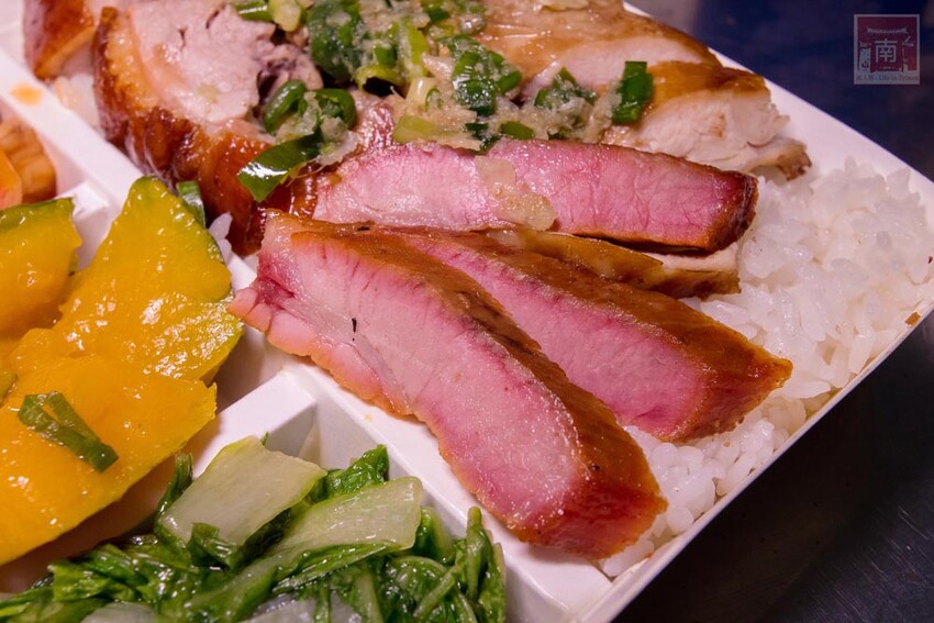 【臺南美食】正宗港式燒臘便當｜主廚超過15年燒臘經驗｜超大隻雞腿｜燒鴨｜火肉｜叉燒｜油雞｜蔥油~品銘中港式燒臘新市店 - 南人幫