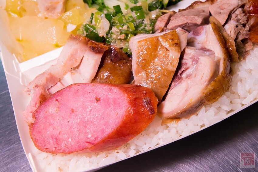 【臺南美食】正宗港式燒臘便當｜主廚超過15年燒臘經驗｜超大隻雞腿｜燒鴨｜火肉｜叉燒｜油雞｜蔥油~品銘中港式燒臘新市店 - 南人幫