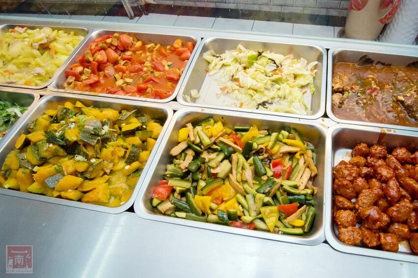 【臺南美食】正宗港式燒臘便當｜主廚超過15年燒臘經驗｜超大隻雞腿｜燒鴨｜火肉｜叉燒｜油雞｜蔥油~品銘中港式燒臘新市店 - 南人幫