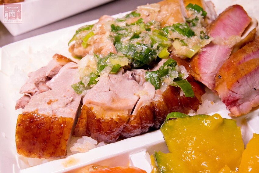 【臺南美食】正宗港式燒臘便當｜主廚超過15年燒臘經驗｜超大隻雞腿｜燒鴨｜火肉｜叉燒｜油雞｜蔥油~品銘中港式燒臘新市店 - 南人幫