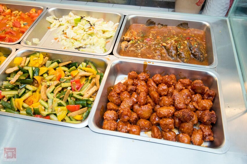 【臺南美食】正宗港式燒臘便當｜主廚超過15年燒臘經驗｜超大隻雞腿｜燒鴨｜火肉｜叉燒｜油雞｜蔥油~品銘中港式燒臘新市店 - 南人幫