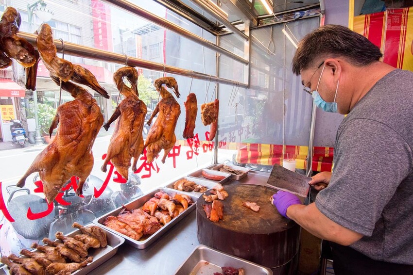 【臺南美食】正宗港式燒臘便當｜主廚超過15年燒臘經驗｜超大隻雞腿｜燒鴨｜火肉｜叉燒｜油雞｜蔥油~品銘中港式燒臘新市店 - 南人幫