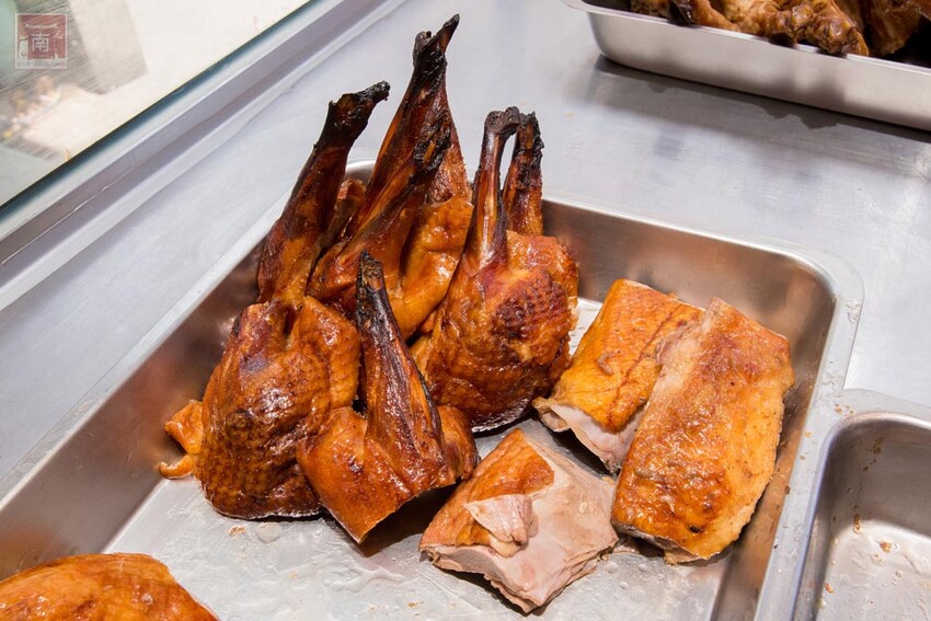 【臺南美食】正宗港式燒臘便當｜主廚超過15年燒臘經驗｜超大隻雞腿｜燒鴨｜火肉｜叉燒｜油雞｜蔥油~品銘中港式燒臘新市店 - 南人幫