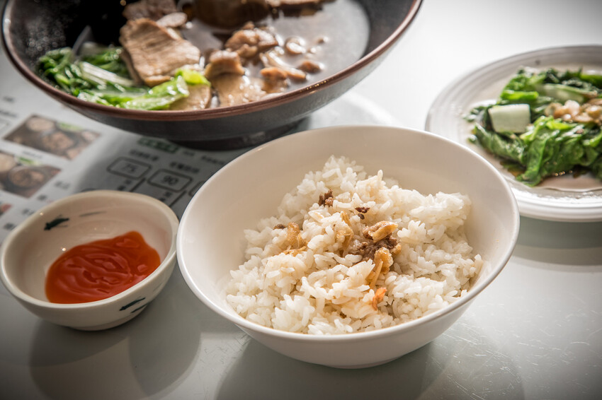 整碗都是肉肉！免百元就可以享受道地馬來西亞肉骨茶，免費續湯喝到飽