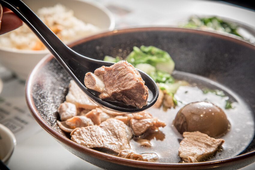 整碗都是肉肉！免百元就可以享受道地馬來西亞肉骨茶，免費續湯喝到飽