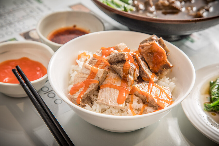 整碗都是肉肉！免百元就可以享受道地馬來西亞肉骨茶，免費續湯喝到飽