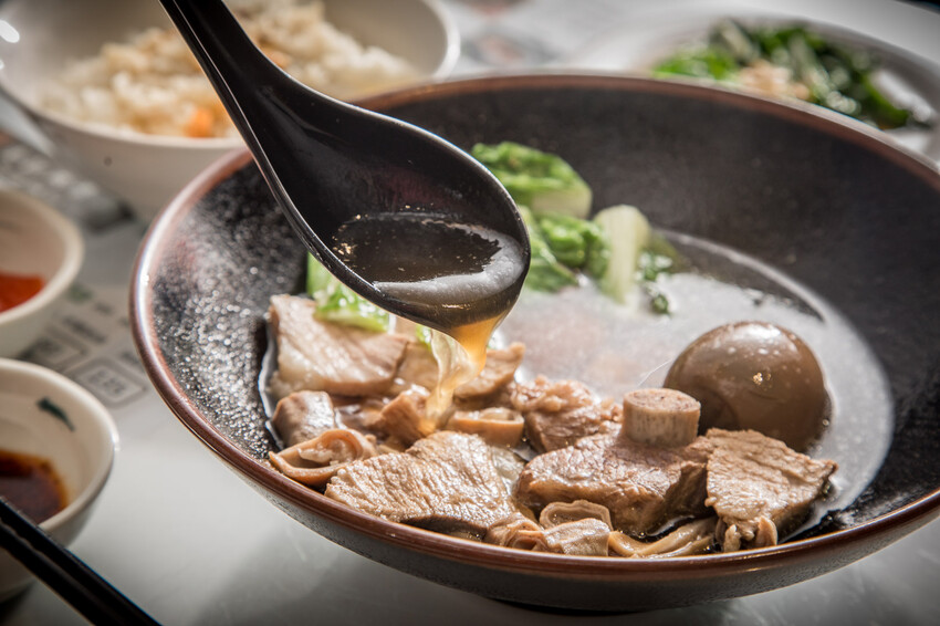 整碗都是肉肉！免百元就可以享受道地馬來西亞肉骨茶，免費續湯喝到飽