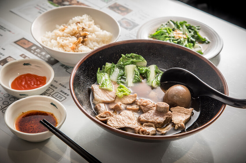 整碗都是肉肉！免百元就可以享受道地馬來西亞肉骨茶，免費續湯喝到飽