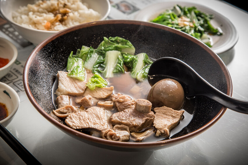 整碗都是肉肉！免百元就可以享受道地馬來西亞肉骨茶，免費續湯喝到飽