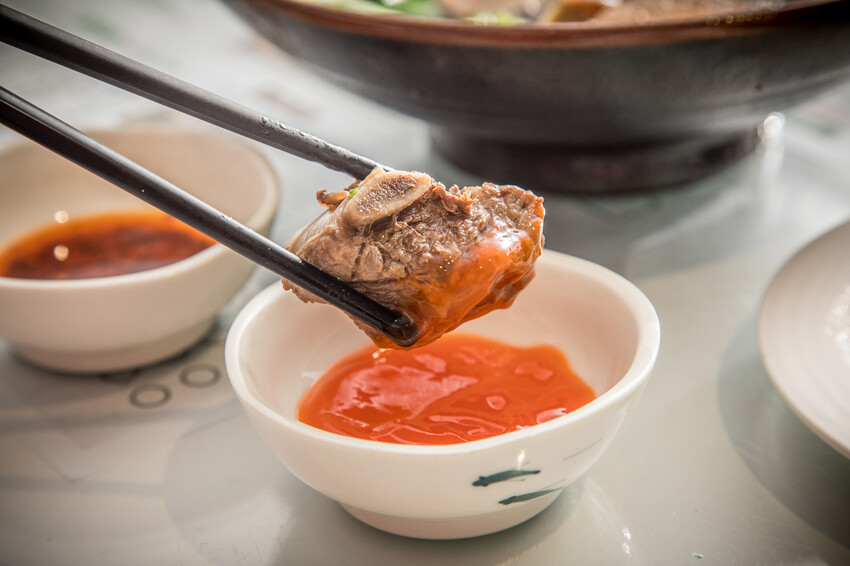 整碗都是肉肉！免百元就可以享受道地馬來西亞肉骨茶，免費續湯喝到飽