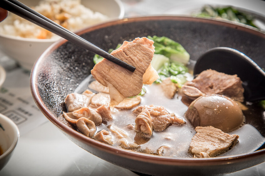 整碗都是肉肉！免百元就可以享受道地馬來西亞肉骨茶，免費續湯喝到飽