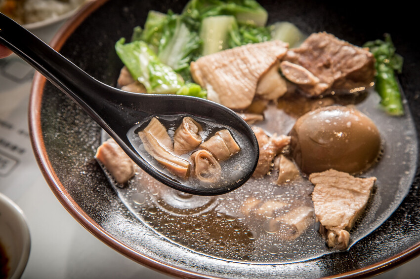 整碗都是肉肉！免百元就可以享受道地馬來西亞肉骨茶，免費續湯喝到飽