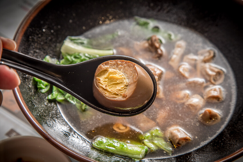 整碗都是肉肉！免百元就可以享受道地馬來西亞肉骨茶，免費續湯喝到飽