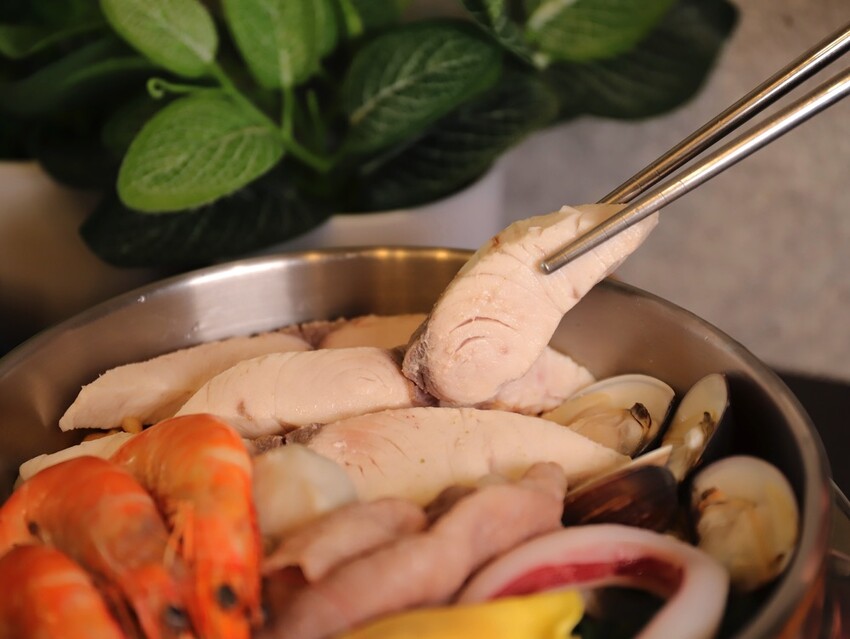 高雄超人氣鍋燒麵來台南啦!超浮誇爆量海鮮蓋住整個大碗公