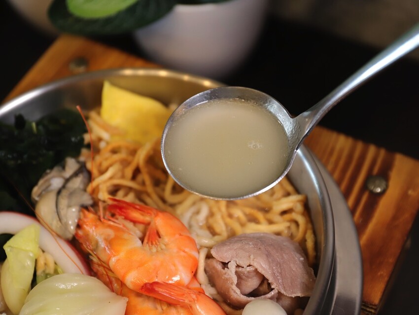 高雄超人氣鍋燒麵來台南啦!超浮誇爆量海鮮蓋住整個大碗公