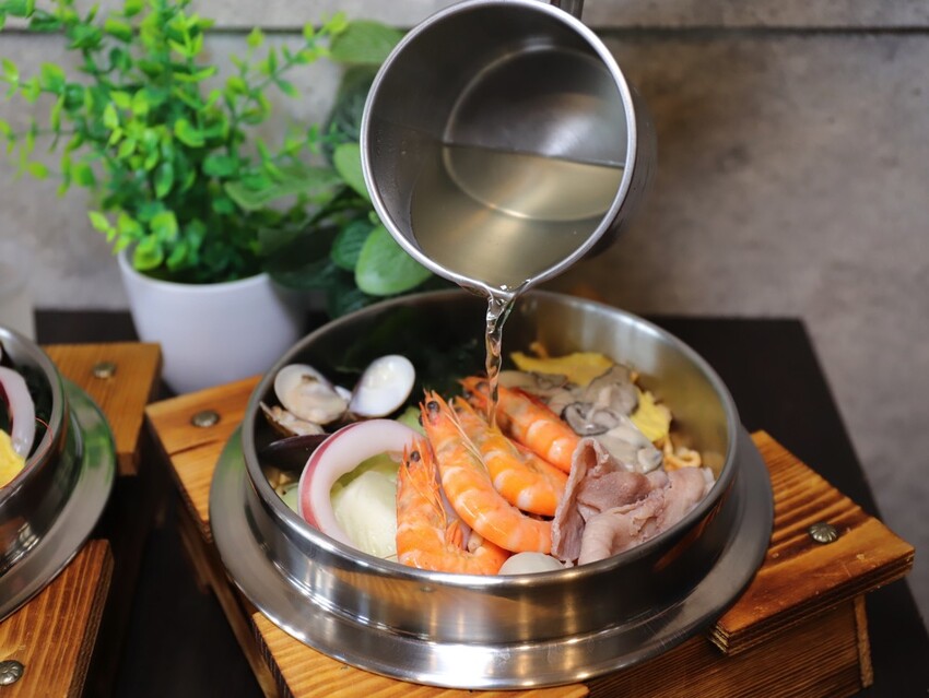 高雄超人氣鍋燒麵來台南啦!超浮誇爆量海鮮蓋住整個大碗公