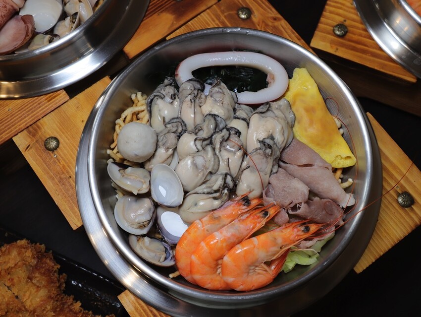 高雄超人氣鍋燒麵來台南啦!超浮誇爆量海鮮蓋住整個大碗公