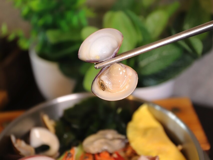 高雄超人氣鍋燒麵來台南啦!超浮誇爆量海鮮蓋住整個大碗公