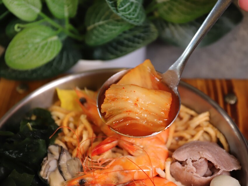 高雄超人氣鍋燒麵來台南啦!超浮誇爆量海鮮蓋住整個大碗公