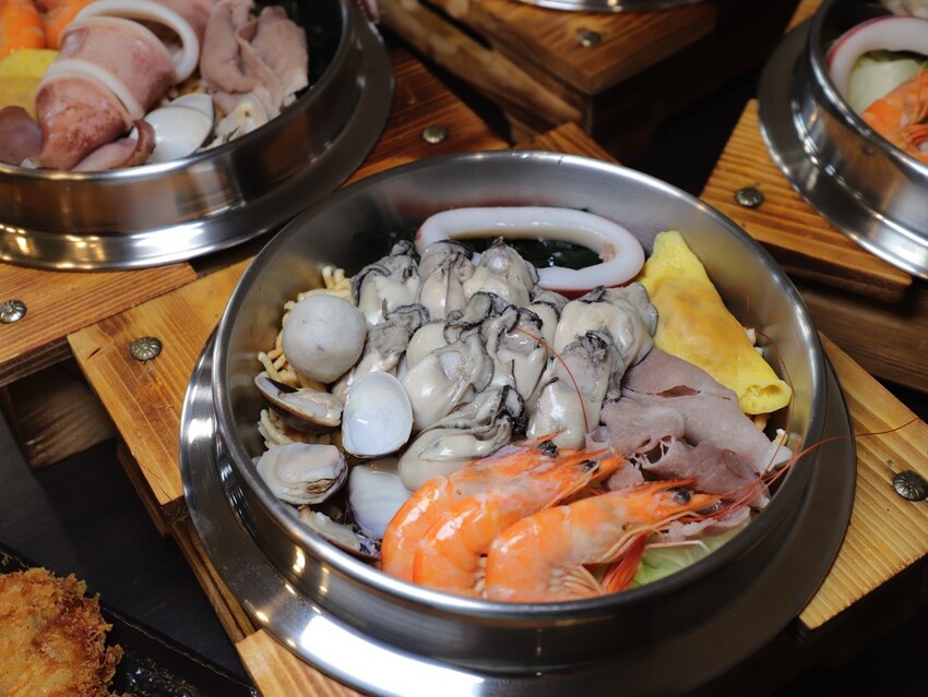 高雄超人氣鍋燒麵來台南啦!超浮誇爆量海鮮蓋住整個大碗公