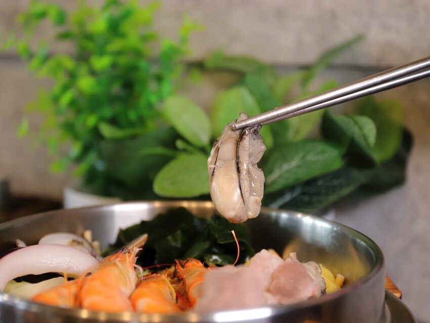 高雄超人氣鍋燒麵來台南啦!超浮誇爆量海鮮蓋住整個大碗公