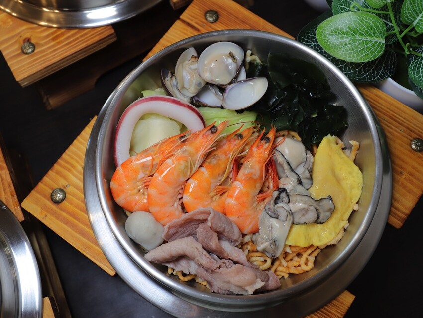 高雄超人氣鍋燒麵來台南啦!超浮誇爆量海鮮蓋住整個大碗公