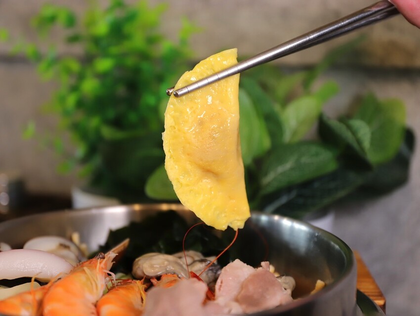 高雄超人氣鍋燒麵來台南啦!超浮誇爆量海鮮蓋住整個大碗公