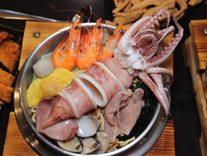 高雄超人氣鍋燒麵來台南啦!超浮誇爆量海鮮蓋住整個大碗公