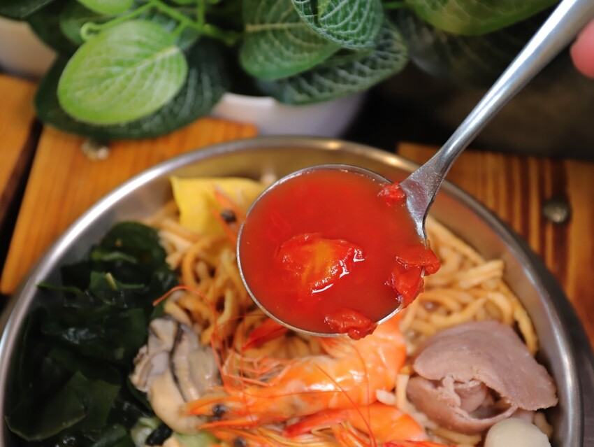 高雄超人氣鍋燒麵來台南啦!超浮誇爆量海鮮蓋住整個大碗公