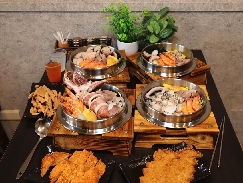 高雄超人氣鍋燒麵來台南啦!超浮誇爆量海鮮蓋住整個大碗公