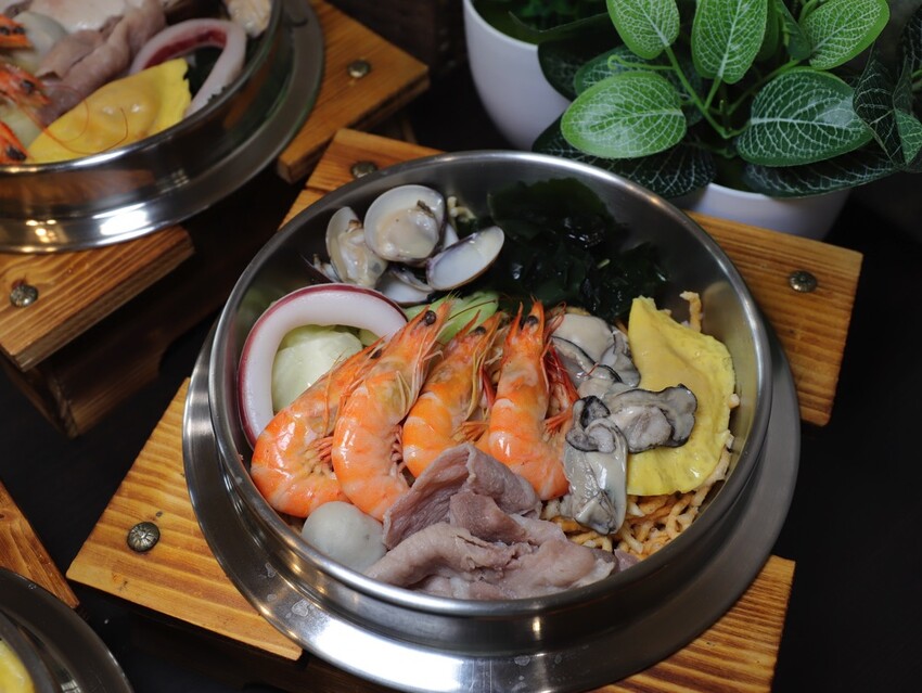 高雄超人氣鍋燒麵來台南啦!超浮誇爆量海鮮蓋住整個大碗公