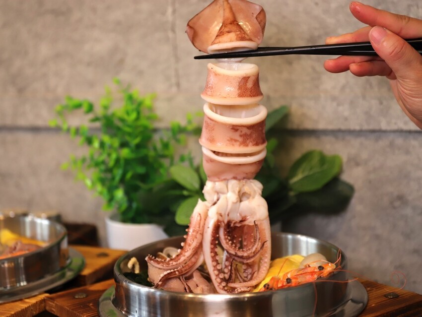 高雄超人氣鍋燒麵來台南啦!超浮誇爆量海鮮蓋住整個大碗公