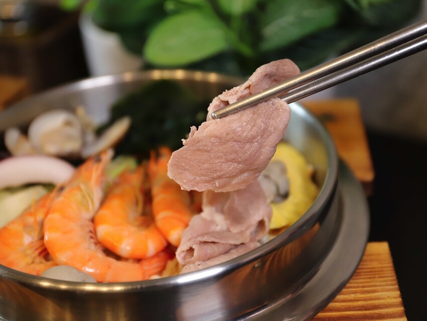 高雄超人氣鍋燒麵來台南啦!超浮誇爆量海鮮蓋住整個大碗公