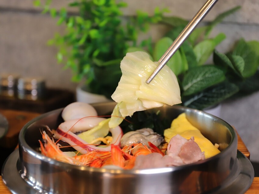 高雄超人氣鍋燒麵來台南啦!超浮誇爆量海鮮蓋住整個大碗公