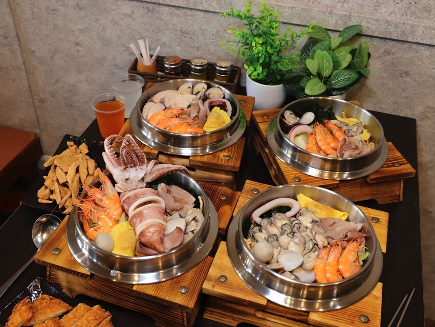 高雄超人氣鍋燒麵來台南啦!超浮誇爆量海鮮蓋住整個大碗公